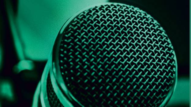 Ende der Zeitzeugenschaft? – Mikrofon auf grünem Hintergrund