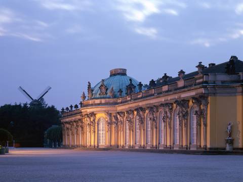 Schloss Sanssouci, Ansicht der Gartenseite von der oberen Terrasse, mit Historischer MühleSchloss Sanssouci, Ansicht der Gartenseite von der oberen Terrasse, mit Historischer Mühle – Schloss Sanssouci, Ansicht der Gartenseite von der oberen Terrasse, mit Historischer Mühle