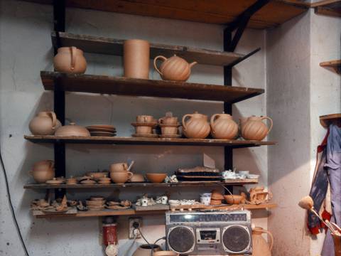  – Blick in die Keramikwerkstatt von Wilfriede Maaß. Foto: Thomas Florschuetz, 1986