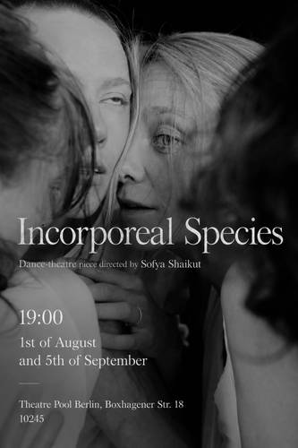 Nahaufnahme von vier Personen, eine weiblich gelesene Person sieht nach rechts. Text: Incorporeal Species, Dance-theatre piece directed by Sofya Shaikut