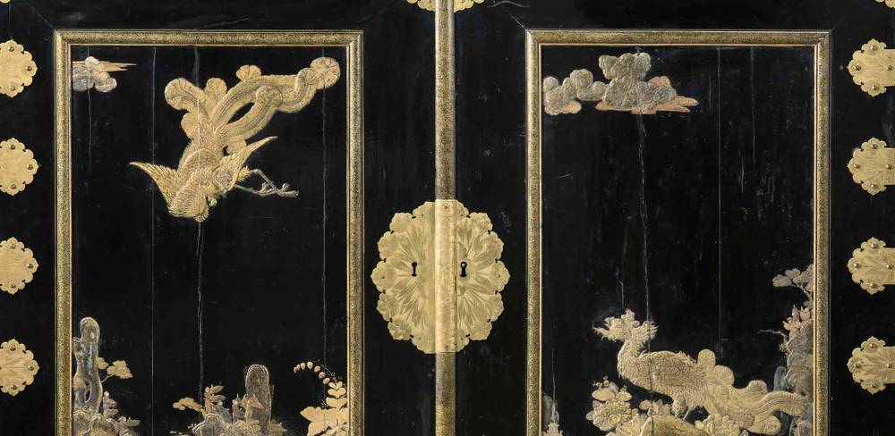 Münzschrank aus dem Antikenkabinett im Berliner Schloss, Detail, Gérard Dagly, Berlin, um 1695 – Schwarzer Lackparavent mit golddetailierten Vögeln und floralen Mustern, zentrale goldene Scharniere und Schlösser.