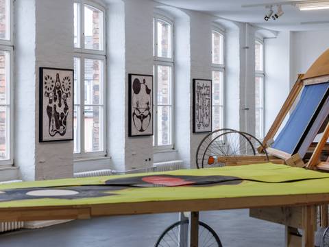 Installationsansicht der Ausstellung Jean Katambayi Mukendi – RATIO in den KW Institute for Contemporary Art, Berlin 2026. Courtesy der Künstler. Foto: Frank Sperling.