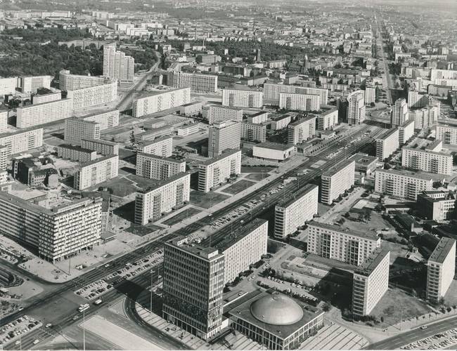 Rolf Vetter, Karl-Marx-Allee zwischen Alexanderplatz und Strausberger Platz, 1970 – Schwarz-Weiß-Fotografie der Karl-Marx-Allee von oben