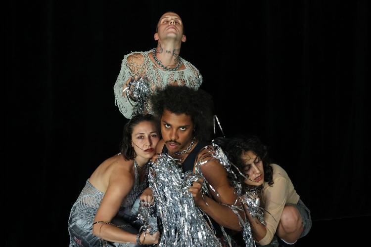 Hopepunk 1 – Vier Performer*innen vor schwarzem Hintergrund, aneinander geschmiegt.