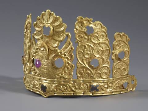 Goldene Krone aus der Gedenkstätte des türkischen Herrschers Bilge Khan im mongolischen Orchontal, 8. Jahrhundert – Goldene Krone mit filigranen Blattmotiven und einem lila Edelstein. Kunstvoll ausgearbeitete Ornamente, Vordergrund und Hintergrund sind grau.