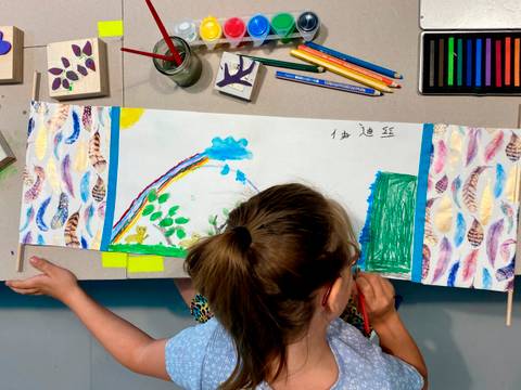 Mädchen im Workshop "Rollbilder, Faltbücher und die Kunst, Geschichten zu erzählen" – Mädchen im Workshop "Rollbilder, Faltbücher und die Kunst, Geschichten zu erzählen"
