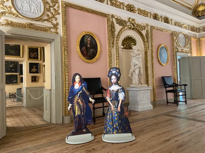 Familienführung im Schloss Caputh – Zwei Kinder aus einem historischen Gemälde als lebensgroße Aufsteller zur Familienführung im Schloss Caputh