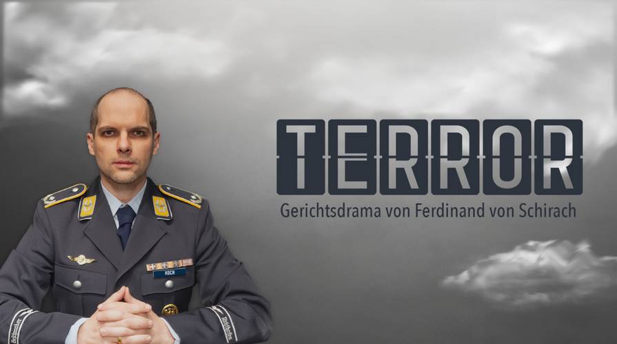 Person in dunkelgrauer Uniform mit Rangabzeichen vor grauem Himmel. Text: TERROR Gerichtdrama von Ferdinand von Schirach.