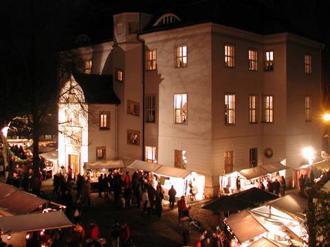 Weihnachtsmarkt am Jagdschloss Grunewald – Weihnachtsmarkt rund um das erleuchtete Jagdschloss Grunewald