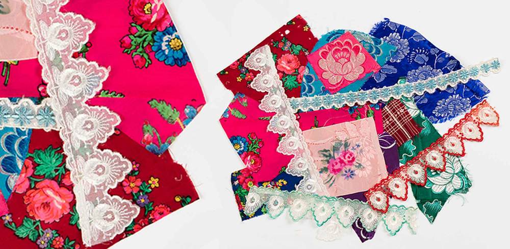 Stoffreste, übriggeblieben beim Umnähen der mitgebrachten, in Deutschland zu auffälligen Röcke.