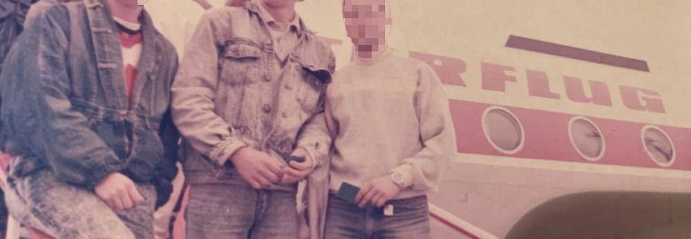 Die Cousins am Flugzeug Juli 1988.