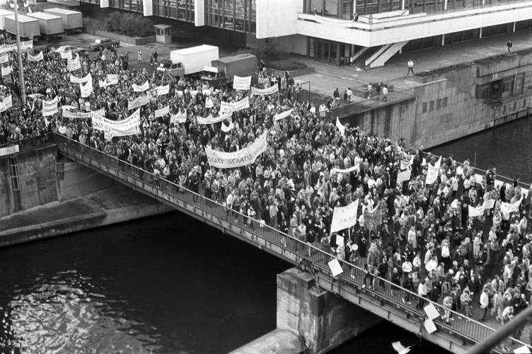 Plakate gegen die Stasi auf einer Kundgebung