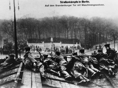  – Männer, auf dem Bauch liegend, mit Maschinengewehren, auf dem Dach des Brandenburger Tors
