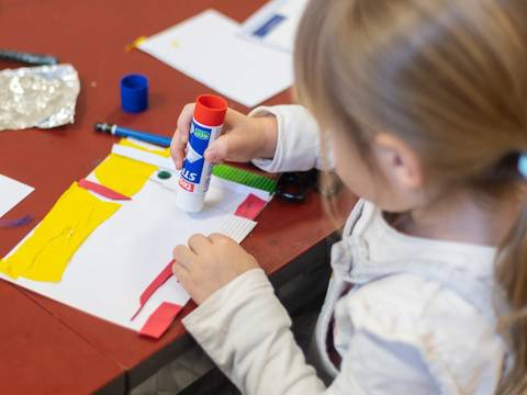 Im Museum beschäftigen sich die Kinder kreativ mit Berlin (Symbolbild). – Ein Kind im Museumslabor während einen Kreativ-Workshops