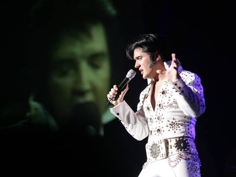 Grahame Patrick Doyle als steht als Rocklegende Elvis Presley auf der Bühne