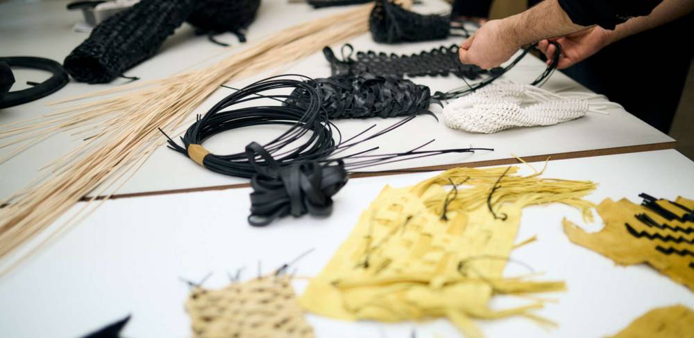 Gemeinsam haben die fünf teilnehmenden Designer*innen eine Kollektion von 24 aufwendigen Modeteilen entwickelt.