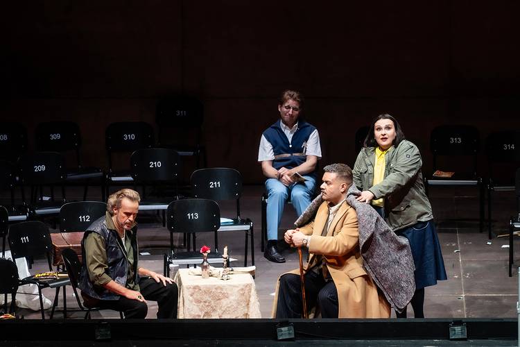 Turandot – Martin Muehle als Calaf, Gerard Farreras als Timur, Maria Motolygina als Liù; dahinter Gideon Poppe als Pang Bettina Stöß