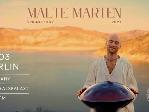  – Malte Marten 2027. Person in weissem Hemd mit Handpan vor kuestiger Landschaft. Text: Spring Tour, 15.03 Berlin, Germany, Admiralspalast, 8:00 PM.