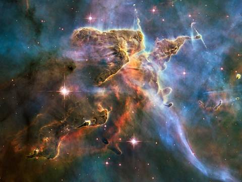 Spectacular "Landscape" in the Carina Nebula – Farbenprächtige Sternentstehungsregion mit leuchtendem Gas und Staubwolken im Weltall.
