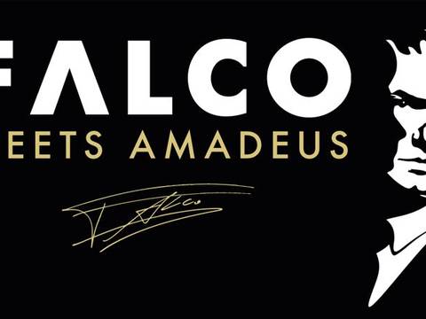  – Schwarzer Hintergrund, weißes Porträt einer Person, Text: FALCO MEETS AMADEUS, darunter goldene Unterschrift.