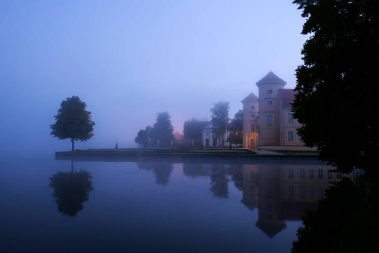 Schloss Rheinsberg – Schloss Rheinsberg in der Dämmerung, Blick über den See