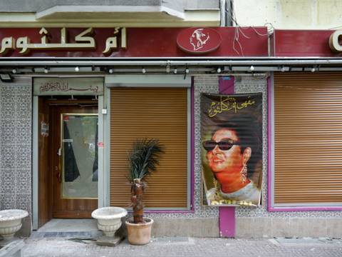 © Christine Kriegerowski – Ansicht eines Cafés mit einem Bild von Umm Kulthum angebracht an der Fassade.