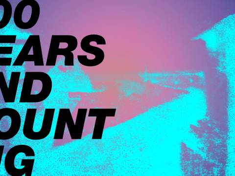 200 Years and Counting . Zum Jubiläum der Fotografie – Schwarze Schrift mit dem Text „200 YEARS AND COUNTING“ liegt über einer abstrakten Aufnahme in Türkis- und Rosatönen. Im Hintergrund ist schemenhaft die erste dokumentierte Fotografie von Joseph Nicéphore Niépce (1826) vor einer körnigen, farbigen Fläche zu erkennen.
