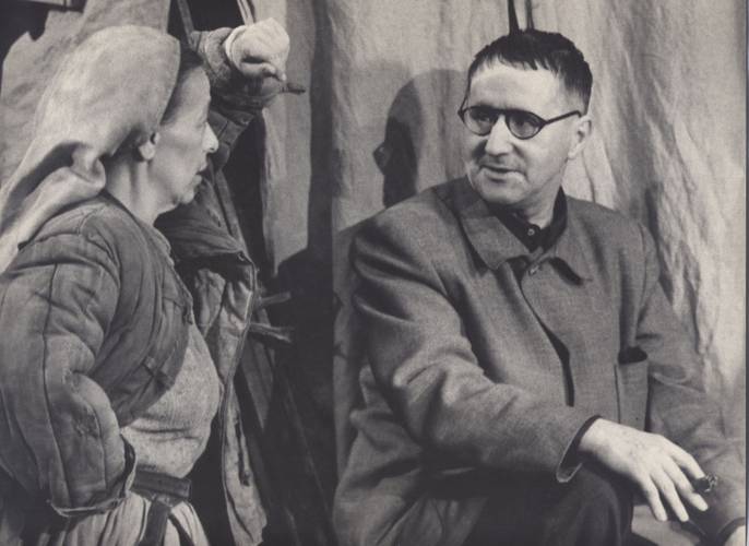 Helene Weigel und Bertolt Brecht bei Proben zu Brechts Mutter Courage und ihre Kinder, 1951, Akademie der Künste, Berlin, Bertolt-Brecht-Archiv