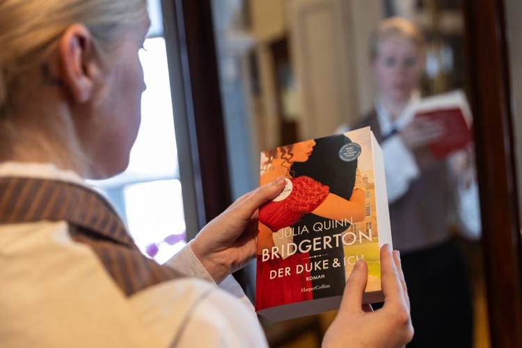 Die Netflix-Serie basiert auf den Bridgerton-Romanen von Julia Quinn. – Cover des Bridgerton-Romans von Julia Quinn