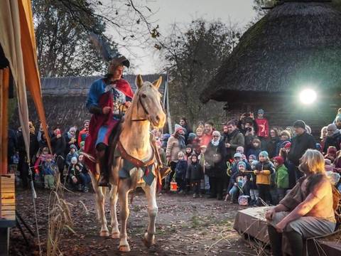 Sankt Martin zu Pferd im Museumsdorf Düppel – Sankt Martin zu Pferd im Museumsdorf Düppel vom Publikum umgeben