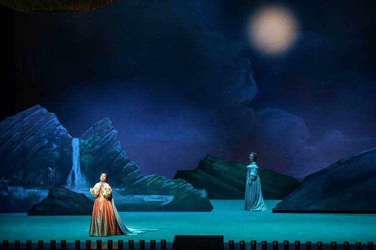 Lucia di Lammermoor – Aigul Khismatullina als Lucia, Irene Roberts als Alisa