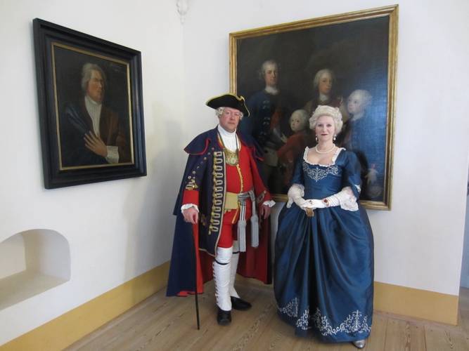 Kostümführung Schloss Königs Wusterhausen mit Friedrich Wilhelm I. (alias Mike Sprenger) und Königin Sophie Dorothea (alias Manuela Sprenger) – Kostümführung Schloss Königs Wusterhausen mit Friedrich Wilhelm I. (alias Mike Sprenger) und Königin Sophie Dorothea (alias Manuela Sprenger)