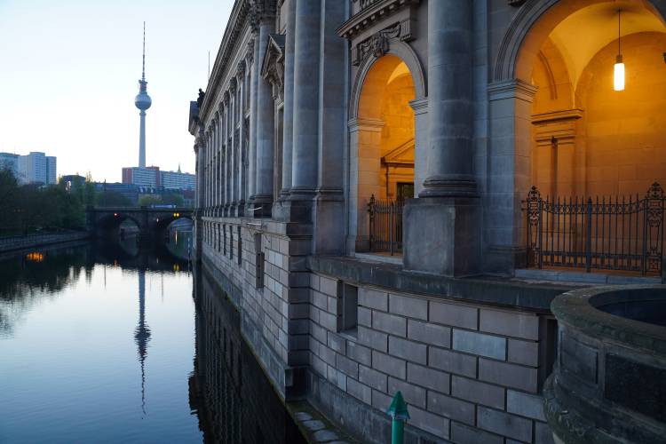 Blick auf das Bode-Museum am frühen Morgen.