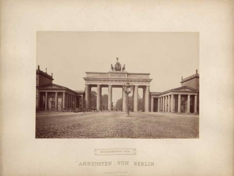  – Fotografie „Brandenburger Thor“ aus der Serie „Ansichten von Berlin“, Photographische Gesellschaft Berlin, zwischen 1870 und 1900.Sammlung Stadtmuseum Berlin