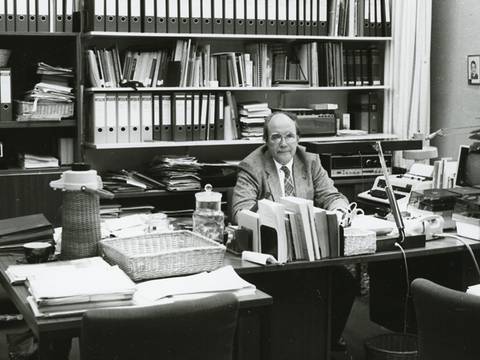 Hans-Peter Reinecke in seinem Büro in der Stauffenbergstraße 14, 1984 – Hans-Peter Reinecke in seinem Büro in der Stauffenbergstraße 14