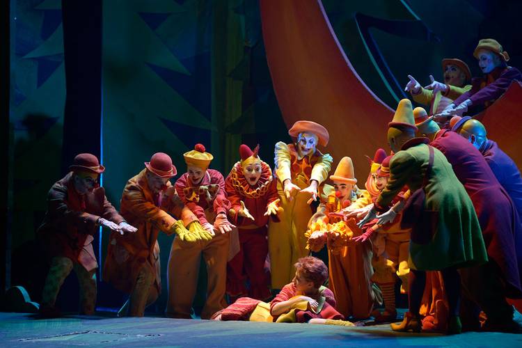 Hänsel und Gretel – Stephanie Lauricella als Hänsel, Kim-Lillian Strebel als Gretel sowie die Clowns, gespielt von unserer Statisterie.
