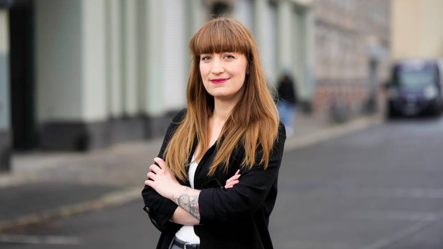 Heidi Reichinnek – Porträt von Heidi Reichinnek mit verschränkten Armen