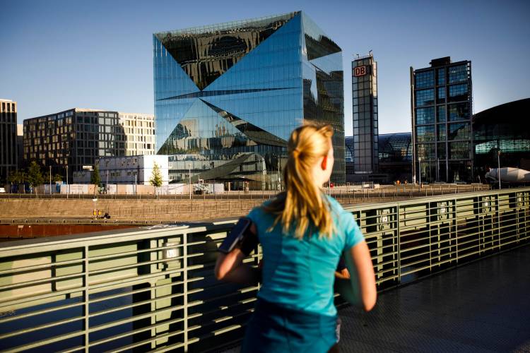 Frau joggt am Berliner Hauptbahnhof