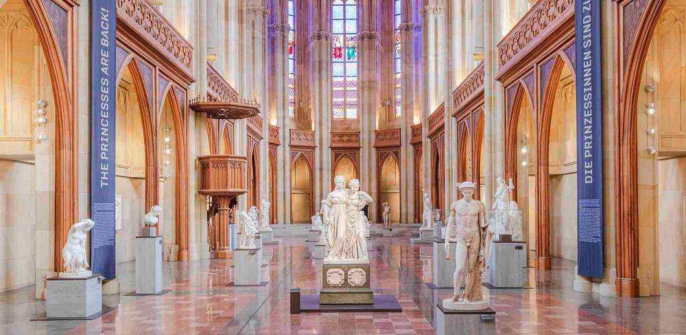 Ausstellungsansicht Ideal und Form, mit Doppelstandbild der Prinzessinnen Luise und Friederike von Preußen, sog. Prinzessinnengruppe von Johann Gottfried Schadow, 1795, Friedrichswerderschen Kirche, 2023