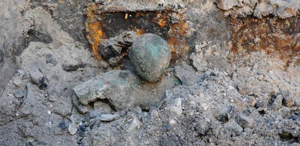 „Weibliche Büste“ von Naum Slutzky bei der Wiederauffindung im Oktober 2010