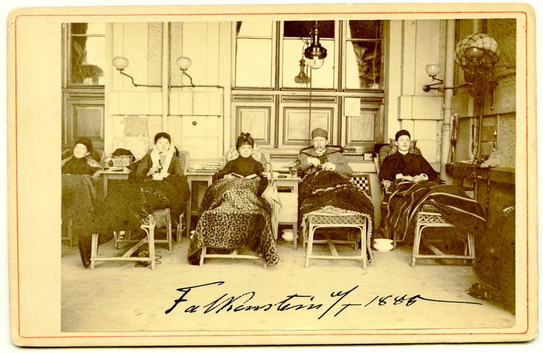 Patientinnen bei der Liegekur, Lungenheilanstalt Falkenstein 1888