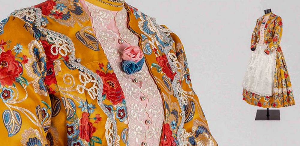 Mädchen-Festkleidung mit „Bauern-Brokat“ von Katharina Just in Kéty/Giek (Ungarn) um 1943