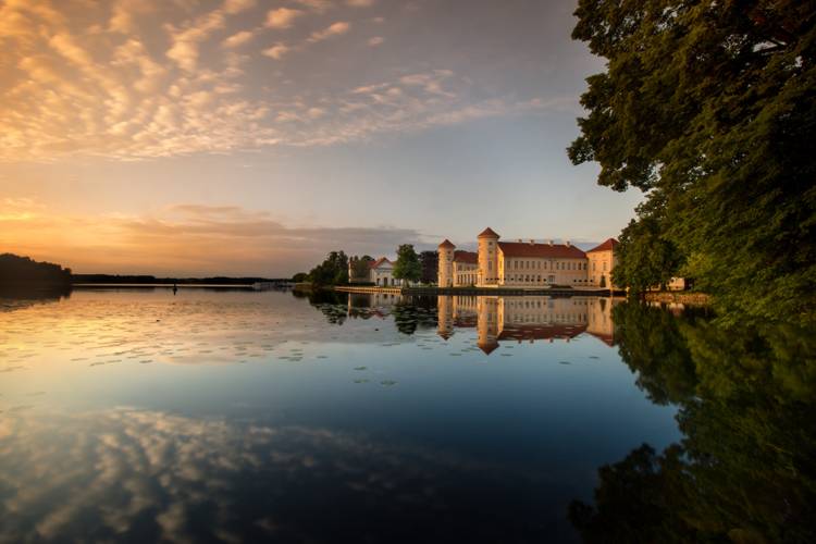 Grienericksee mit Schloss Rheinsberg – Grienericksee mit Schloss Rheinsberg mit Sonnenuntergang