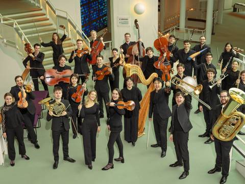  – Gruppenbild mit Musiker:innen mit ihren Instrumenten im Foyer der Philharmonie Berlin