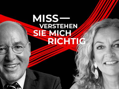 MISSVERSTEHEN SIE MICH RICHTIG – Bettina Tietjen zu Gast bei Gregor Gysi – Zwei lächelnde Personen vor schwarzem Hintergrund mit rotem Band. Text: MISSVERSTEHEN SIE MICH RICHTIG.