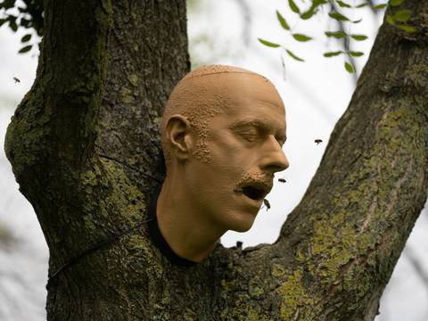 Simon Faithfull, "Biotope no.1: Bee-Bole", 2023, Biologisch abbaubarer 3-D-Druck und lebendes Bienenvolk