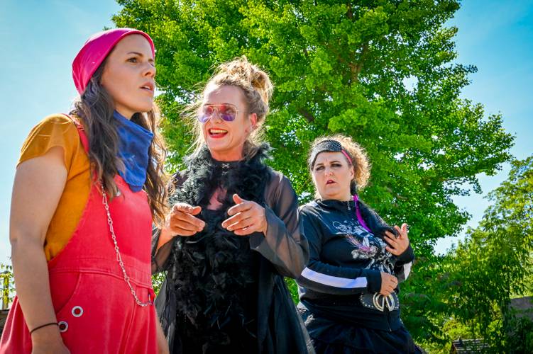 Globe Berlin: Ameley – Helena Krey (Ameley), Saskia von Winterfeld (Frau Wirx), Astrid Köhler (Murxa)
