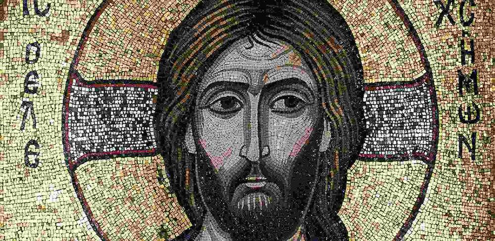 Christus der Erbarmer, Detail, Ikone / Glasmosaik in Wachsgrund, auf Holz (um 1100) – Mosaikporträt einer Person mit langem Haar und Bart, goldener Hintergrund, griechische Inschrift: IC XC NIKA.