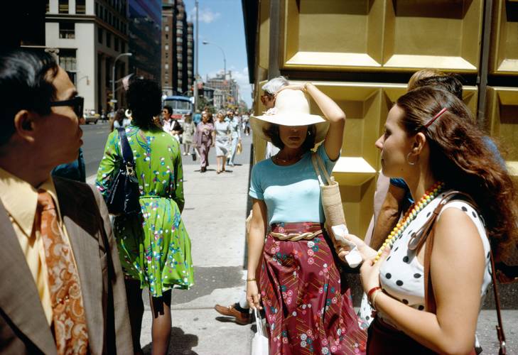 Gold Corner, New York, USA, 1974 © Joel Meyerowitz / Die Magie der Straße. Meisterwerke der Street Photography aus dem Leica Archiv.