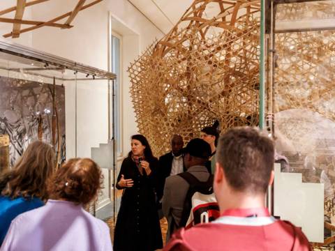 Rundgang mit beteiligten Kurator*nnen und Künstler*innen durch die Ausstellung "Geschichte(n) Tansanias"